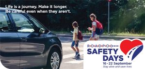 Plakat promujący działania ROADPOL Safety Days. Na plakacie widzimy dwoje dzieci zapatrzonych w telefony komórkowe i przechodzących przez przejście dla pieszych. Przed przejściem stoi samochód. W lewej górnej części plakatu tekst &quot;Życie to przygoda. Spraw by trwała dłużej. Uważaj nawet jeśli oni nie uważają.&quot; W prawym dolnym rogu logo ROADPOL Safety Days.