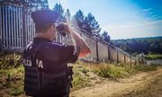 Na zdjęciu policjant spoglądający przez lornetkę.