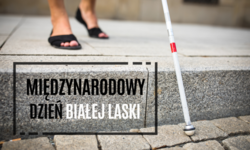 Na zdjęciu widoczny napis obok białek laski przy chodniku: Międzynarodowy Dzień Białej Laski.