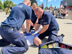 Na zdjęciu policjanci ćwiczą na fantomie.