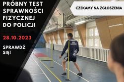 Na zdjęciu widać instruktora policyjnego pokonującego test sprawności fizycznej do policji. Na zdjęciu zamieszczono tekst: Czekamy na zgłoszenia. Sprawdź się. 28.10.2023. Próbny test sprawności fizycznej do Policji. Adres e-mail: probnytsf@ka.policja.gov.pl tel. 723645738