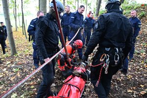 Zdjęcie. Policjanci i ratownicy w terenie podczas ćwiczeń