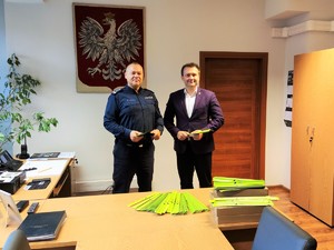 Na zdjęciu Komendant Powiatowy Policji w Będzinie inspektor Arkadiusz Więcek oraz Starosta Będziński Sebastian Szaleniec w gabinecie.