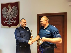 Na zdjęciu Komendant Powiatowy Policji w Będzinie inspektor Arkadiusz Więcek gratuluje policjantowi za odniesiony sukces.