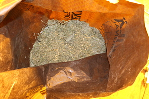 Zdjęcie przedstawiającą w torbie papierowej susz roślinny.