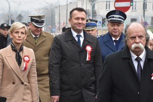 Zdjęcie grupowe maszerujących osób, na czele z Komendantem Powiatowym Policji w Będzinie inspektorem Arkadiuszem Więckiem u boku Starosty Będzińskiego Sebastiana Szaleńca