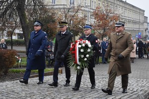 Zdjęcie, przedstawiciele służb mundurowych, na czele z Komendantem Powiatowym Policji w Będzinie insp.Arkadiuszem Więckiem składają kwiaty pod pomnikiem.