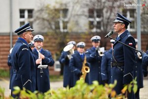 Zdjęcie, na którym Dowódca uroczystości składa meldunek Zastępcy Komendanta Wojewódzkiego Policji w Katowicach inspektorowi Arturowi Bednarkowi.