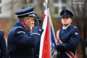 Zastępca Komendanta Wojewódzkiego Policji w Katowicach inspektor Artur Bednarek oddaje honor.