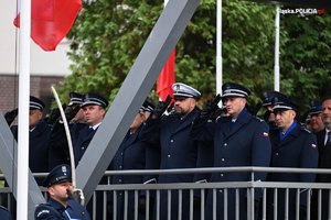 Na zdjęciu widać kierownictwo garnizonów województwa śląskiego oddające honor.