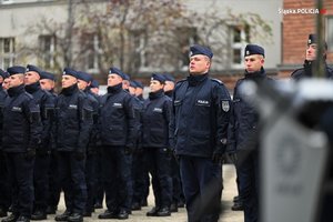 Zdjęcie grupowe, które przedstawia policjantów podczas ślubowania.