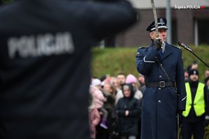 Zdjęcie, na którym widzimy policjanta, który trzyma w ręce szablę.