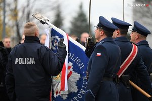 Na zdjęciu widoczny poczet sztandarowy oraz policjanci składający przysięgę.