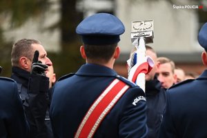 Na zdjęci widoczni policjanci ze sztandarem Komendy Wojewódzkiej Policji w Katowicach.