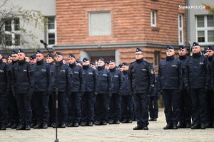 Zdjęcie grupowe, na którym znajdują się nowi policjanci podczas ślubowania.