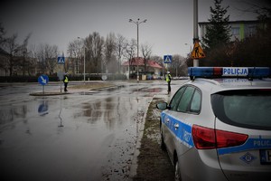 Na zdjęciu policjanci stoją przy przejściu dla pieszych.