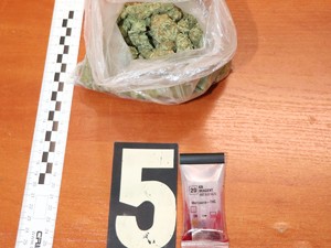 Zdjęcie przedstawiające marihuanę w woreczku.