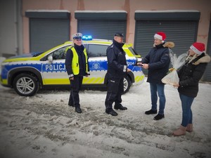 Zdjęcie grupowe, na którym Starosta Będziński przekazuje kluczyki Komendantowi Powiatowemu Policji w Będzinie.