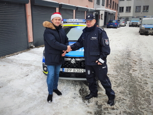 Na zdjęciu Komendant Powiatowy Policji w Będzinie inspektor Arkadiusz Więcek podaje rękę Staroście Będzińskiemu Sebastianowi Szaleńcowi przed nowym radiowozem.