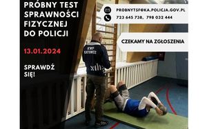 Na zdjęciu widać instruktora policyjnego w trakcie nadzorowania wykonywania przez kandydata jednego z elementów testu sprawności fizycznej do policji. Na zdjęciu zamieszczono tekst: Czekamy na zgłoszenia. Sprawdź się. 13.01.2024. Próbny test sprawności fizycznej do Policji. Adres e-mail: probnytsf@ka.policja.gov.pl tel. 723 645 738, 798 032 444