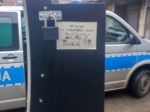 Na zdjęciu zabezpieczony przez policjantów automat do gier hazardowych.