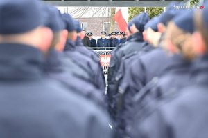 Nowi policjanci stoją przodem do Komendanta.