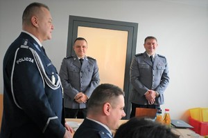 Na zdjęciu Komendant Powiatowy Policji w Będzinie inspektor Arkadiusz Więcek  oraz dwaj odchodzący na emeryturę komendanci komisariatu.