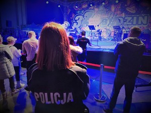 Na zdjęciu policjantka przed sceną 32 Wielkiego Finału Wielkiej Orkiestry Świątecznej Pomocy.