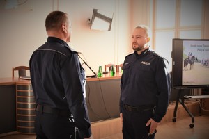 Na zdjęciu Naczelnik Prewencji składa meldunek Komendantowi Powiatowemu Policji w Będzinie.