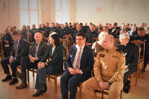 Zdjęcie grupowe, na którym widzimy uczestników odprawy rocznej będzińskiej Policji w sali Starostwa Powiatowego w Będzinie.