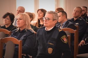 Zdjęcie grupowe, na którym widzimy Komendanta Straży Miejskiej z Będzina oraz policjantów.