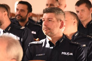 Zdjęcie przedstawiające siedzących policjantów.