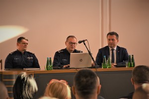 Zdjęcie przedstawiające Komendanta Powiatowego Policji w Będzinie, jego zastępcę oraz Starostę Będzińskiego podczas odprawy rocznej.
