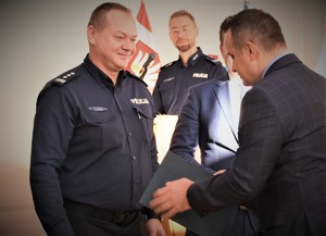 Komendant Powiatowy Policji w Będzinie dziękuję Komendantowi Komisariatu Policji w Wojkowicach, który przeszedł na emeryturę.
