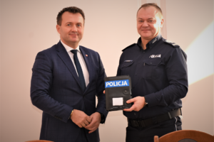 Na zdjęciu Komendant Powiatowy Policji w Będzinie i Starosta Będziński podczas przekazania radiowozu policyjnego.