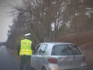 Na zdjęciu policjant drogówki podczas kontroli.