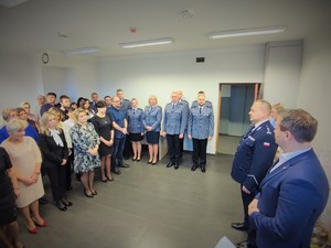 Zdjęcie grupowe, na którym widzimy Komendanta Powiatowego Policji w Będzinie, Starostę Będzińskiego, policjantów i pracowników cywilnych Policji.