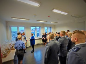 Zdjęcie grupowe podczas uroczystości obchodów Dnia Służby Cywilnej w Komendzie Powiatowej Policji w Będzinie.