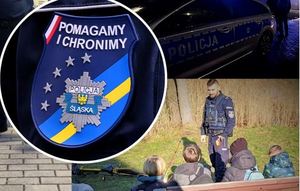 Grafika przedstawia naszywkę z logo POMAGAMY i CHRONIMY, obok znajduje się policjant, który stoi przed siedzącymi dziećmi.