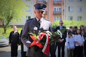 Na zdjęciu Komendant Komisariatu Policji w Czeladzi z wiązanką kwiatów.