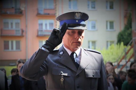 Na zdjęciu Komendant Komisariatu Policji w Czeladzi salutuje.