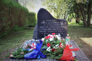 Obelisk ku pamięci policjantów II RP z Czeladzi jeńców Ostaszkowa zamordowanych przez NKWD w 1940 roku ze złożonymi wiązankami kwiatów.
