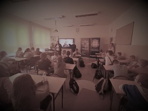 Zdjęcie grupowe w klasie szkoły podczas organizowanych prelekcji przeciwko narkotykom.