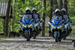 Na zdjęciu policjanci na motorach.