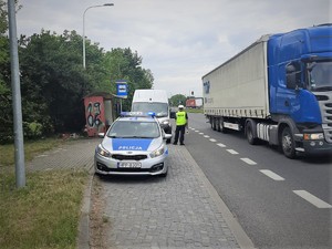 Na zdjęciu widzimy pojazd zatrzymany do kontroli przez patrol policyjny.