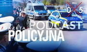 Fragment okładki Gazety Policyjnej przedstawiający pokaz policyjnych radiowozów, który obserwują policjanci.