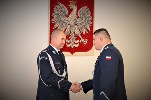 Na zdjęciu Nowy Komendant Powiatowy Policji w Będzinie podają sobie rękę z I Zastępcą Komendanta Powiatowego Policji w Będzinie.