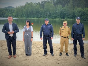 Zdjęcie grupowe przedstawiające Starostę Będzińskiego, Panią Wójt Gminy Bobrowniki, Pierwszego Zastępcę Komendanta Powiatowego Policji w Będzinie, Komendanta Powiatowego Państwowej Straży Pożarnej i Komendanta wojkowickiego komisariatu.