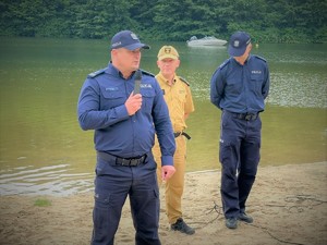 Na zdjęciu z mikrofonem Zastępca Komendanta Powiatowego Policji w Będzinie.