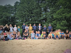 Zdjęcie grupowe na plaży nad zalewem.